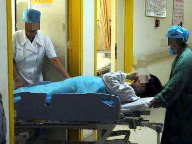 Sau sinh 2 giờ, mẹ đòi đi vệ sinh, bác sĩ khám rồi hô lớn: Cấp cứu nhanh còn kịp