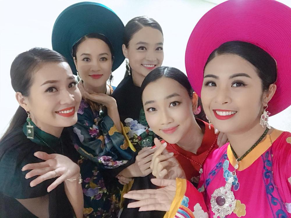 ao dai "sen vang" va vuong mien tien ty cua hoa hau h'hen nie noi nhat tuan - 16