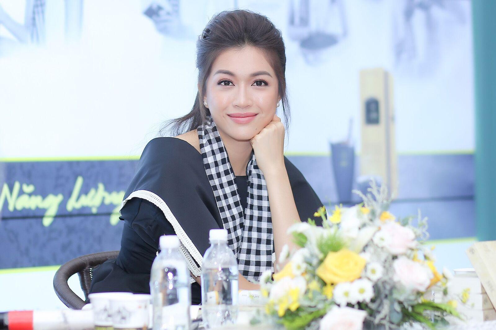 ao dai "sen vang" va vuong mien tien ty cua hoa hau h'hen nie noi nhat tuan - 6