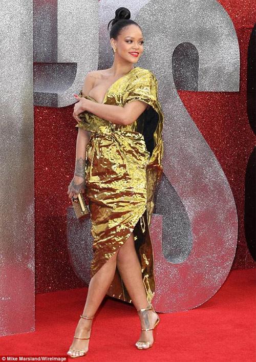 11 bo do phong khoang nhat cua rihanna - 1