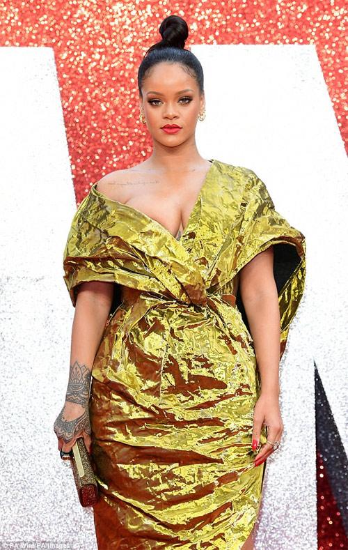 11 bo do phong khoang nhat cua rihanna - 2