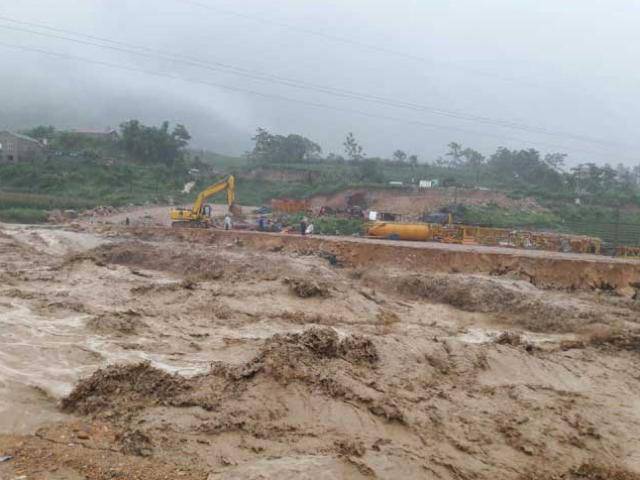 Những hình ảnh thắt lòng sau trận lũ quét ở miền Bắc khiến 13 người chết và mất tích