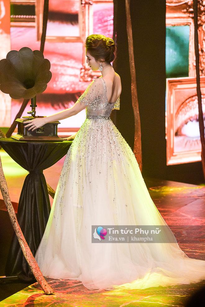 pham huong va huong giang dot chay san dien khi lam vedette trong show do long - 13