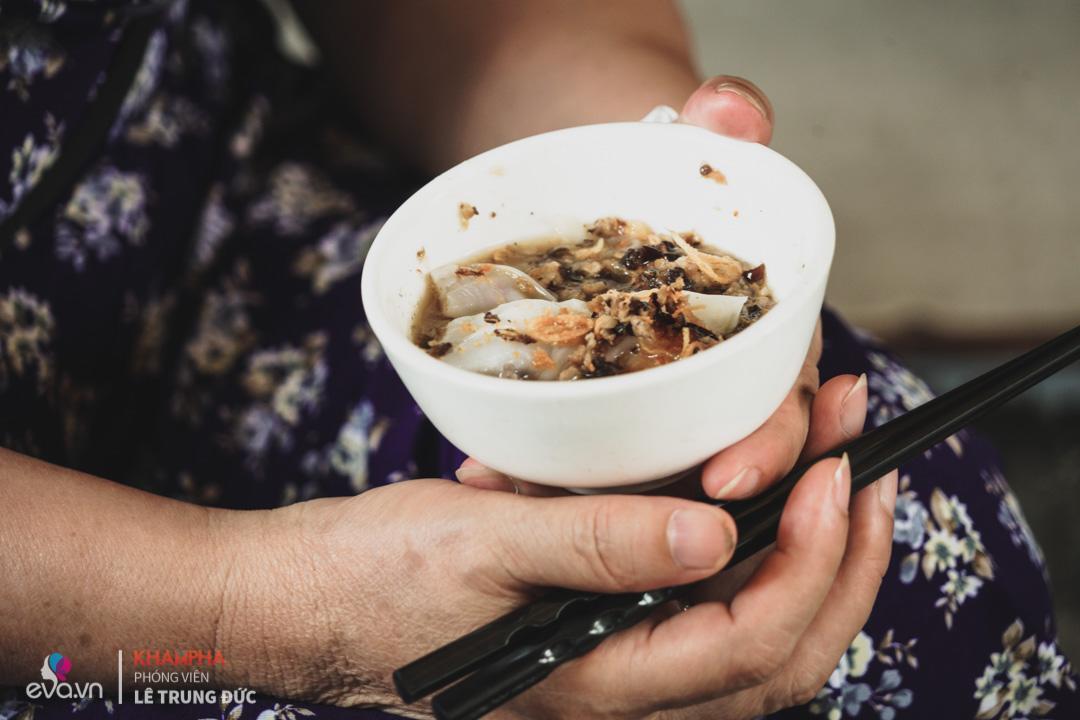 quan banh cuon gia truyen 60 nam "doc nhat vo nhi" o ha noi nho co nguyen lieu nay! - 10
