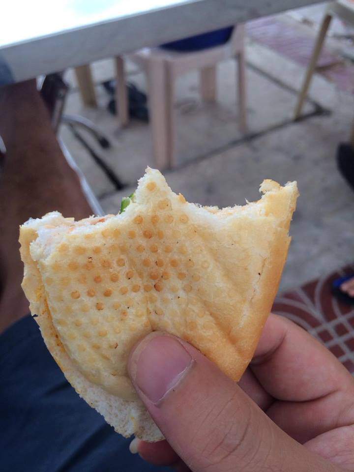 dao co to mat dien, atm dong bang, du khach chi du tien an banh my - 3