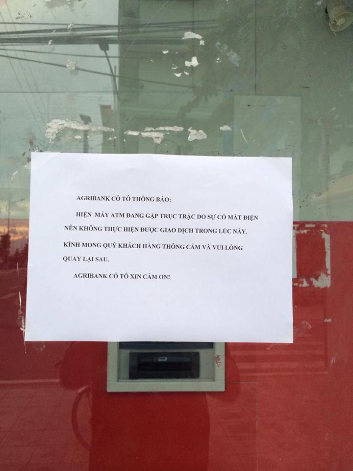 dao co to mat dien, atm dong bang, du khach chi du tien an banh my - 2