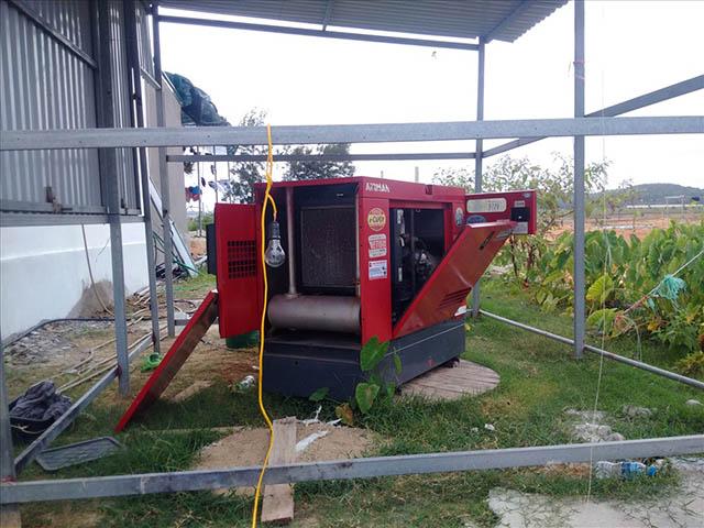 dao co to mat dien, atm dong bang, du khach chi du tien an banh my - 4