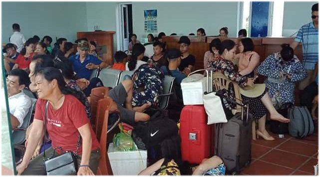 dao co to mat dien, atm dong bang, du khach chi du tien an banh my - 1