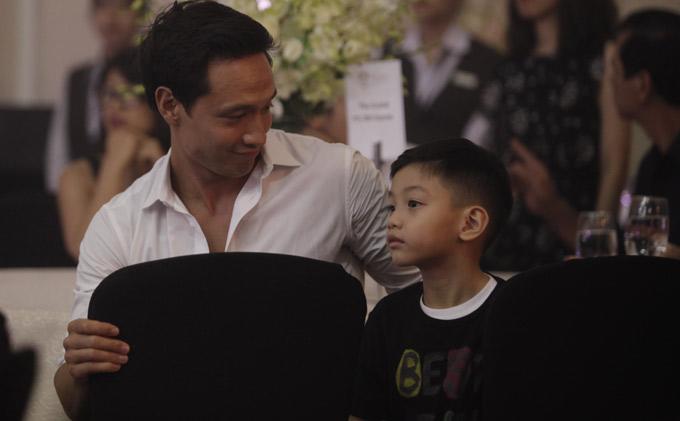 quy tu subeo cua ho ngoc ha - cuong dola: than thien voi nguoi yeu cua ca bo va me! - 11