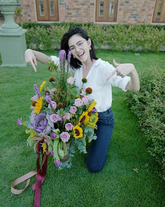 "aundrey hepburn cua thai lan" goi cam het co nhung chi thich ao phong, quan jeans - 9