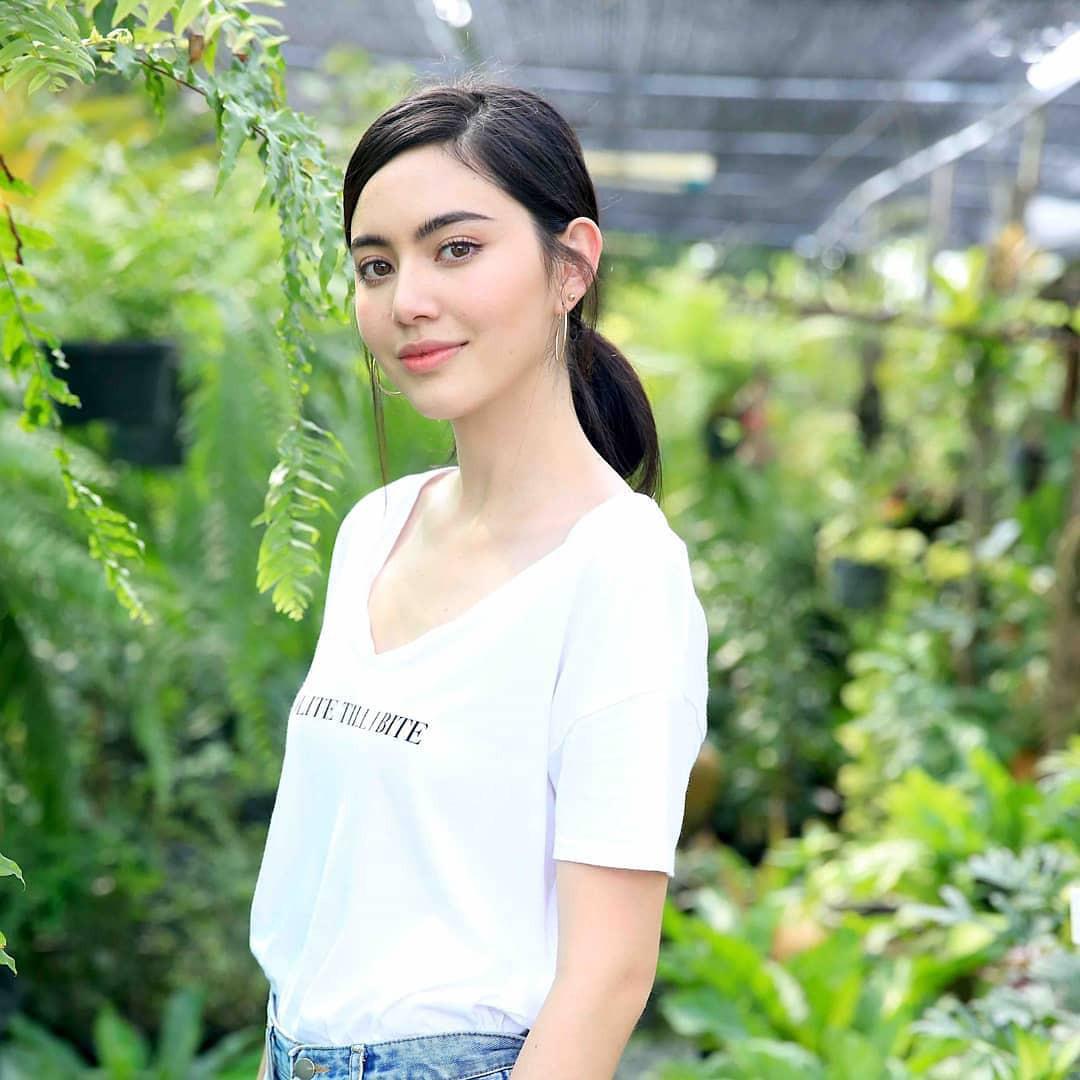 "aundrey hepburn cua thai lan" goi cam het co nhung chi thich ao phong, quan jeans - 10