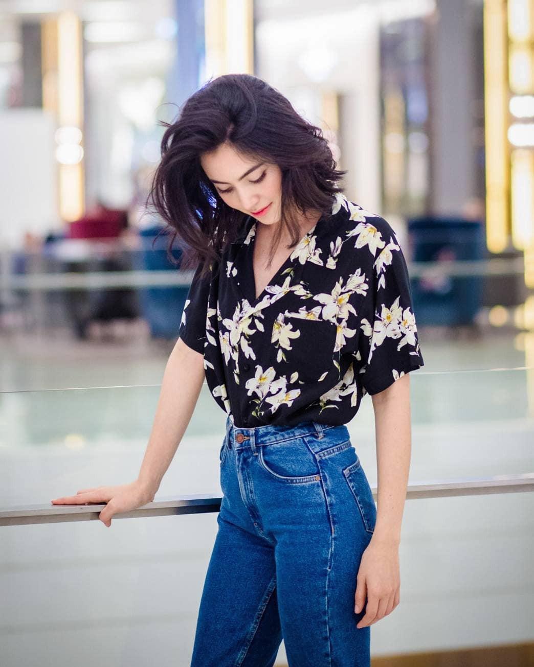 "aundrey hepburn cua thai lan" goi cam het co nhung chi thich ao phong, quan jeans - 12