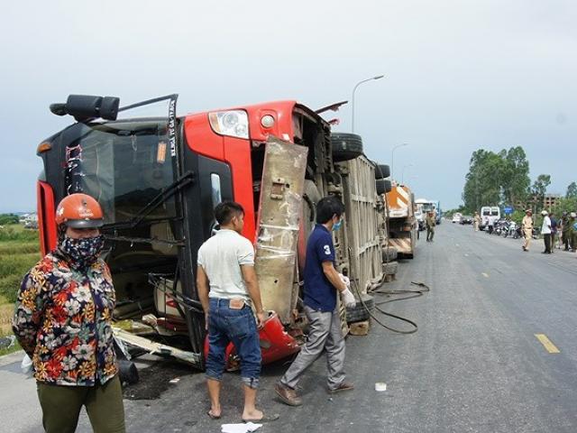 Lật xe khách giường nằm, 2 chị em trong một gia đình tử vong, 7 người bị thương