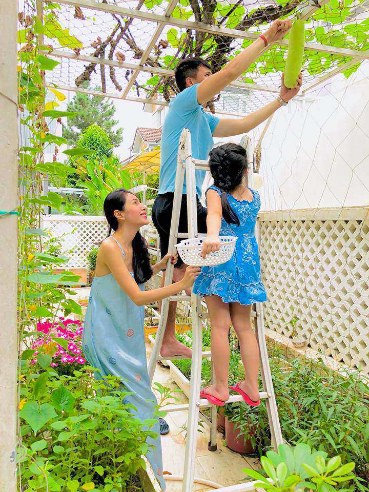 nhung gia dinh sao viet du ban may van cung nhau cuoc dat, trong rau khien bao nguoi nguong mo - 13