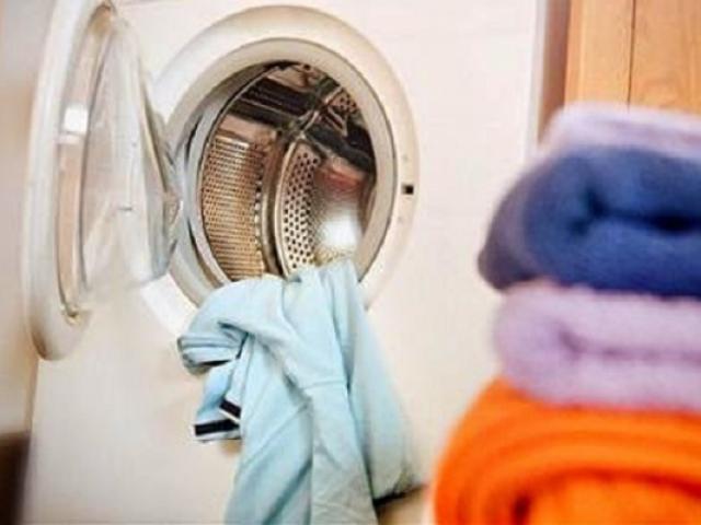 Bố mẹ mải ngủ để hai con tự chơi, bé trai 3 tuổi tử vong thương tâm trong máy giặt