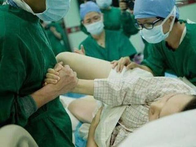 Cả phòng sinh im lặng khi em bé chào đời, bà mẹ sụp đổ khi nhìn thấy con