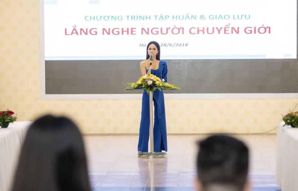 hoa hau huong giang dien do bat doi xung, keu goi cong dong bot ky thi nguoi chuyen gioi - 7