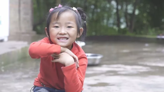 bo ngoi tu, me bo di, be gai gay xuc dong vi cham ba om liet giuong rat thanh thuc - 1