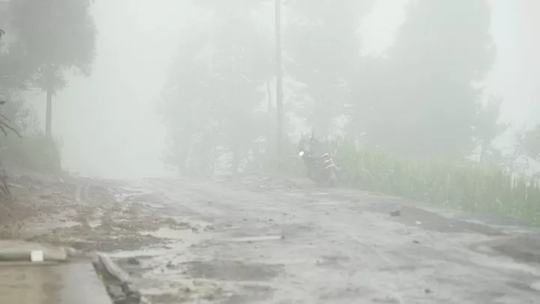 bo ngoi tu, me bo di, be gai gay xuc dong vi cham ba om liet giuong rat thanh thuc - 10