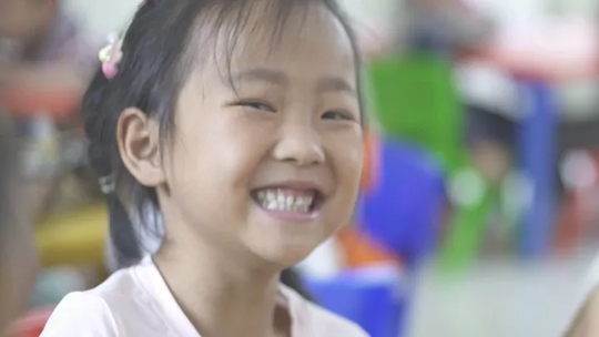 bo ngoi tu, me bo di, be gai gay xuc dong vi cham ba om liet giuong rat thanh thuc - 13