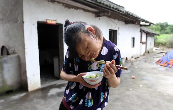cau chuyen xuc dong phia sau buc anh nguoi me tre mang "guong mat quy" ngoi cho con an sua - 2