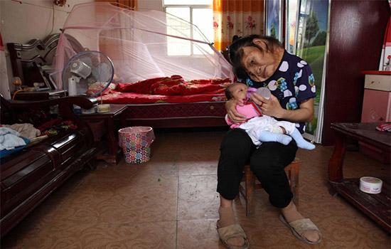 cau chuyen xuc dong phia sau buc anh nguoi me tre mang "guong mat quy" ngoi cho con an sua - 1