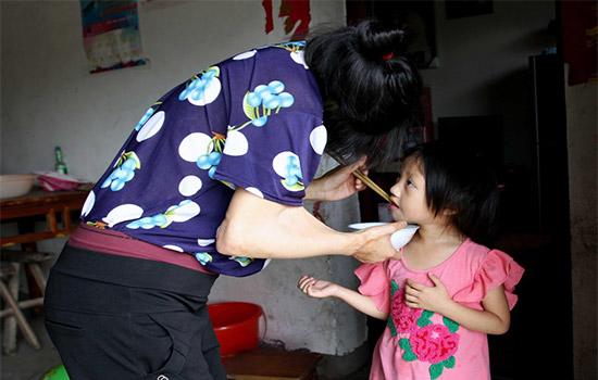 cau chuyen xuc dong phia sau buc anh nguoi me tre mang "guong mat quy" ngoi cho con an sua - 6