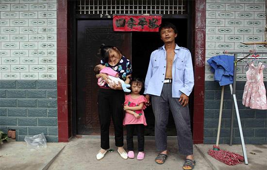 cau chuyen xuc dong phia sau buc anh nguoi me tre mang "guong mat quy" ngoi cho con an sua - 9