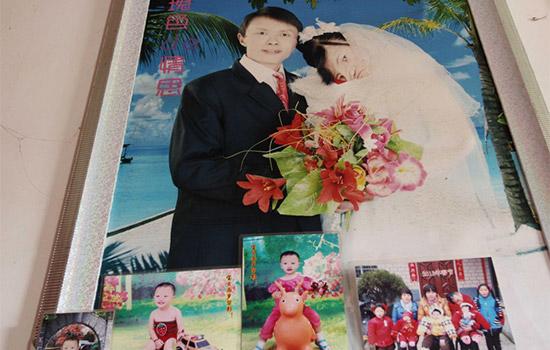 cau chuyen xuc dong phia sau buc anh nguoi me tre mang "guong mat quy" ngoi cho con an sua - 4