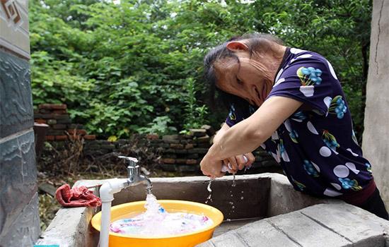 cau chuyen xuc dong phia sau buc anh nguoi me tre mang "guong mat quy" ngoi cho con an sua - 7