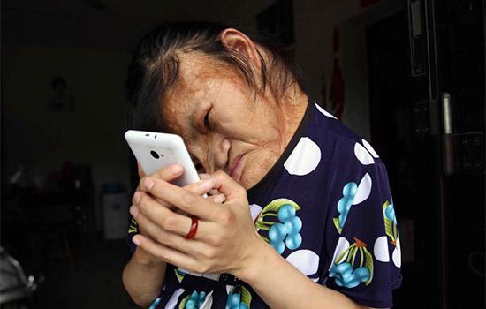 cau chuyen xuc dong phia sau buc anh nguoi me tre mang "guong mat quy" ngoi cho con an sua - 5