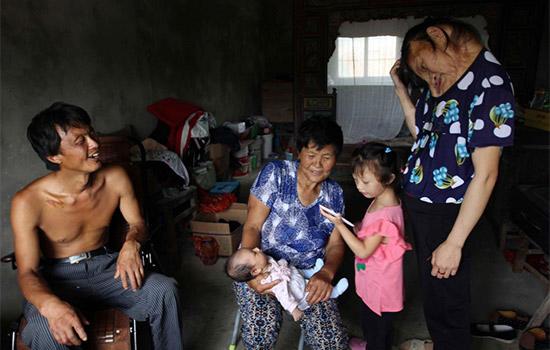 cau chuyen xuc dong phia sau buc anh nguoi me tre mang "guong mat quy" ngoi cho con an sua - 8