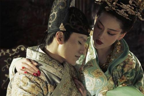 ky la ba hoang co 1 khong 2: ngoai tinh cong khai van duoc vua sung ai het muc - 2