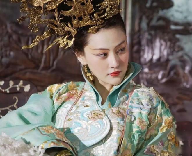 ky la ba hoang co 1 khong 2: ngoai tinh cong khai van duoc vua sung ai het muc - 1