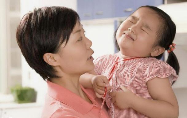 be 3 tuoi bi me do nuoc nong vao tay, chong sau khi biet ly do lai dong tinh - 2