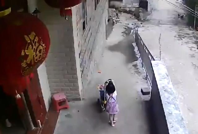 de con gai lon trong em voi chiec xe day, nguoi me suyt nhan hau qua dau long - 1