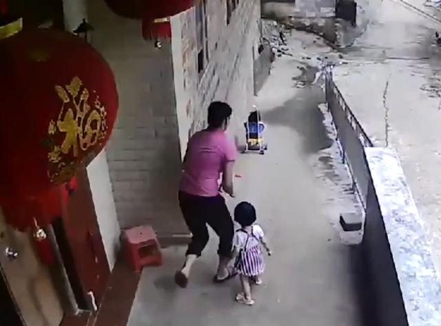 de con gai lon trong em voi chiec xe day, nguoi me suyt nhan hau qua dau long - 2