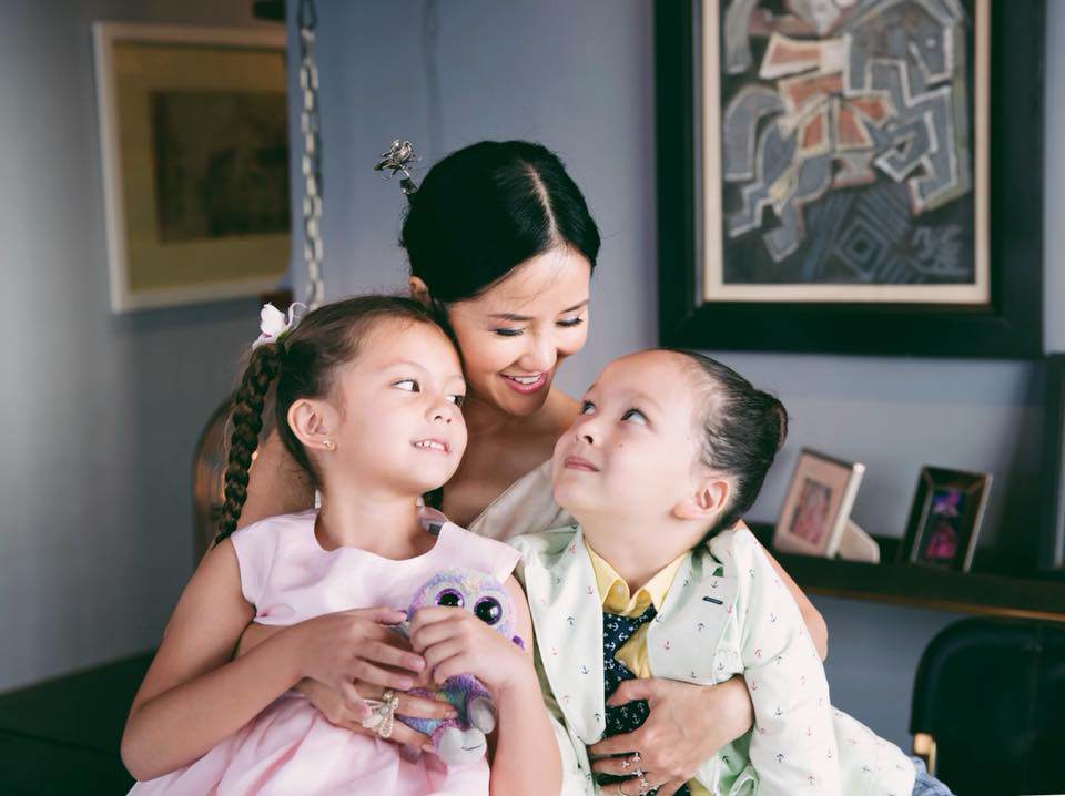 hong nhung chia se sau ly hon: "tu xoc minh len va cho con duoc cuoi hon nhien" - 1