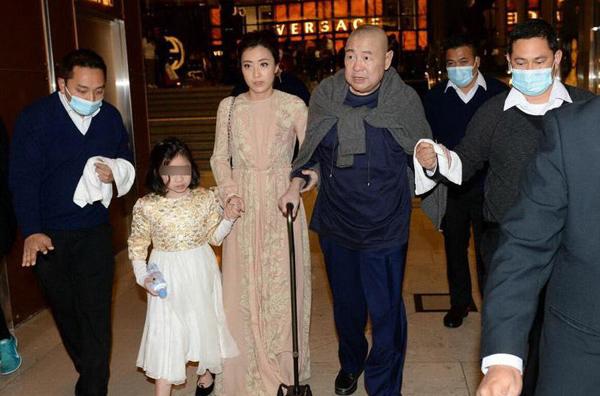 gia the cua ty phu "chuyen san my nu" cuoi cung lay nu phong vien quen nhan sac binh thuong - 13