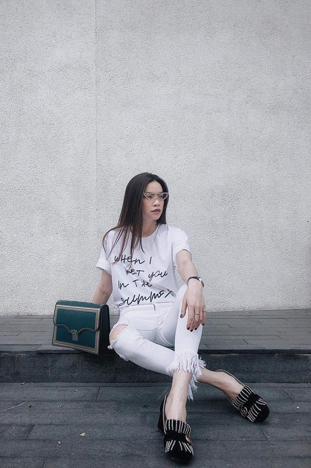 ho ngoc ha tre trung nhu teen girl khi dien ao thun 300 ngan dong! - 3