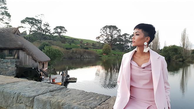 lan dau xuat ngoai, hh h'hen nie tuyen bo thich trai tay ngang trai viet - 4