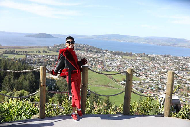 lan dau xuat ngoai, hh h'hen nie tuyen bo thich trai tay ngang trai viet - 1