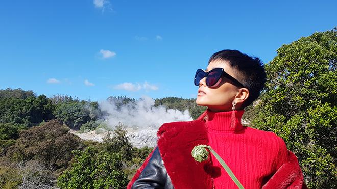 lan dau xuat ngoai, hh h'hen nie tuyen bo thich trai tay ngang trai viet - 2