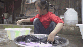 bo ngoi tu, me bo di, be gai gay xuc dong vi cham ba om liet giuong rat thanh thuc - 2