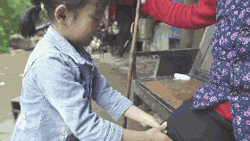 bo ngoi tu, me bo di, be gai gay xuc dong vi cham ba om liet giuong rat thanh thuc - 11