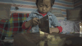 bo ngoi tu, me bo di, be gai gay xuc dong vi cham ba om liet giuong rat thanh thuc - 8