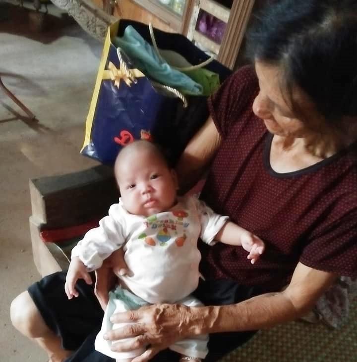 me ha nam 10 nam mong con mon moi, khi sinh doi lai chi biet do dan chang nhin con - 3