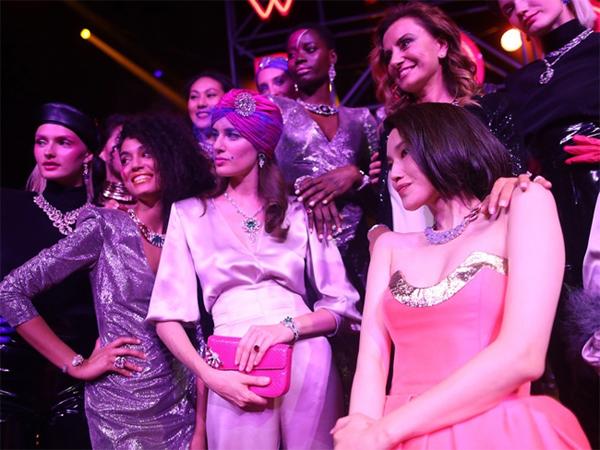 ngoi sao 24/7: kho tin ngam than hinh sieu nuot cua cuu hoa hau hong kong u40 bi "bo roi" - 5