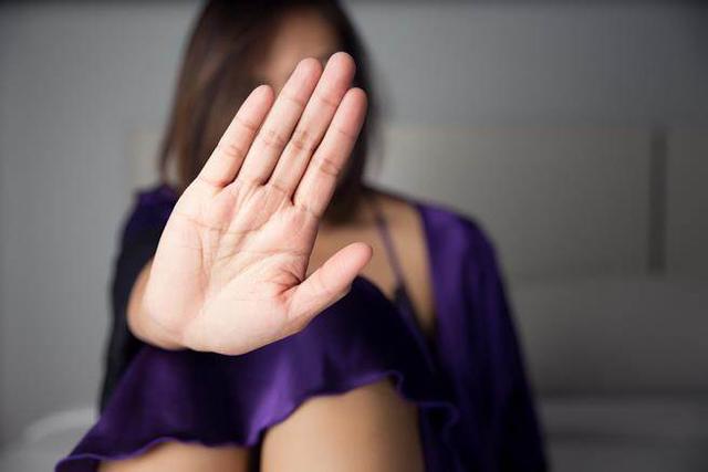 vao khach san dinh "hanh su", chua lam gi da danh nguoi tinh vi ly do bat ngo - 1