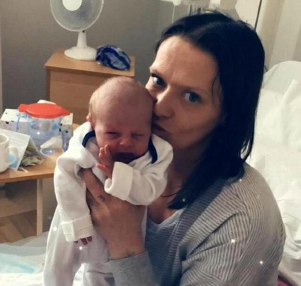 sinh xong 1 tuan, me 4 con bong "hoa dien", hot hoang thay ruot chui ra ngoai vet mo - 1